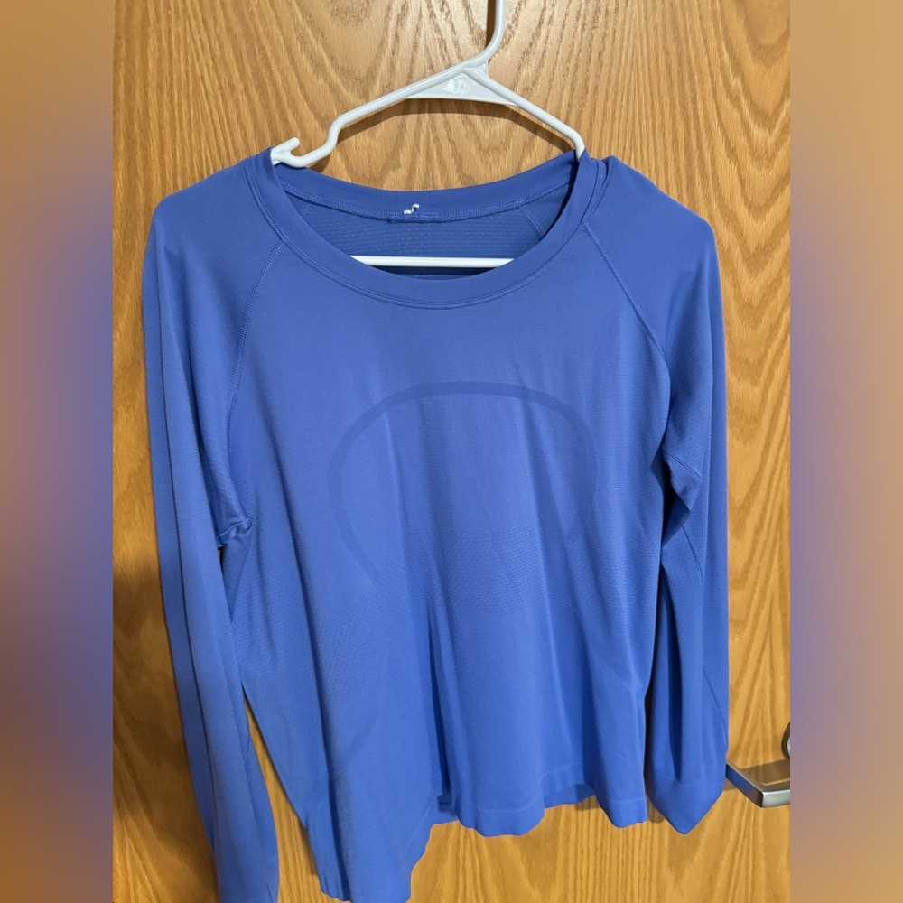 LULULEMON- Swiftly Tech Long-Sleeve Shirt 2.0
Waist Length size(8)!